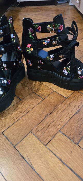 Сандали на платформа