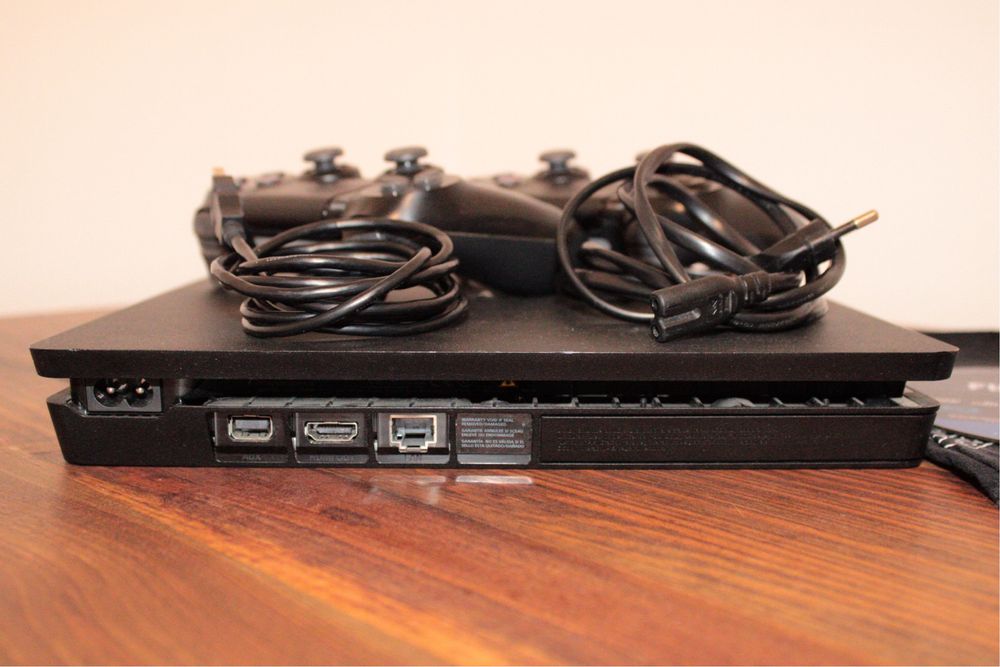 Play Station 4 - 1TB