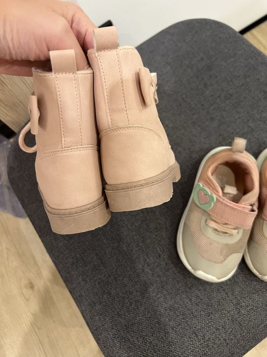 Ботинки на девочку на осень и кроссовки