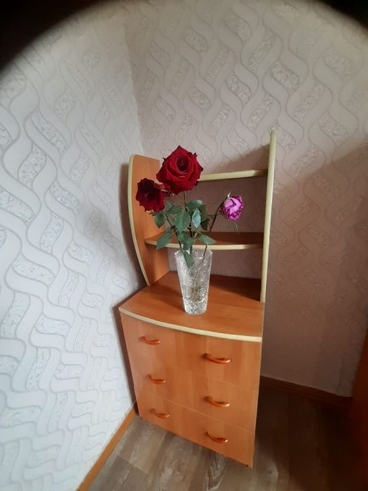 Продам тумбочку и компьютерный стол с полками.