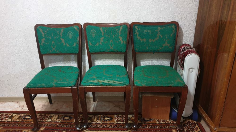 Стол и стулья в гостинную