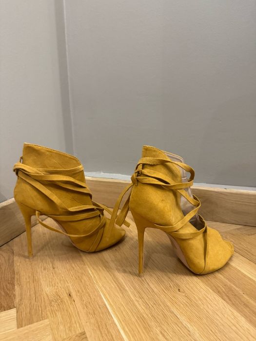 Sandale cu toc marimea 38 culoare mustar