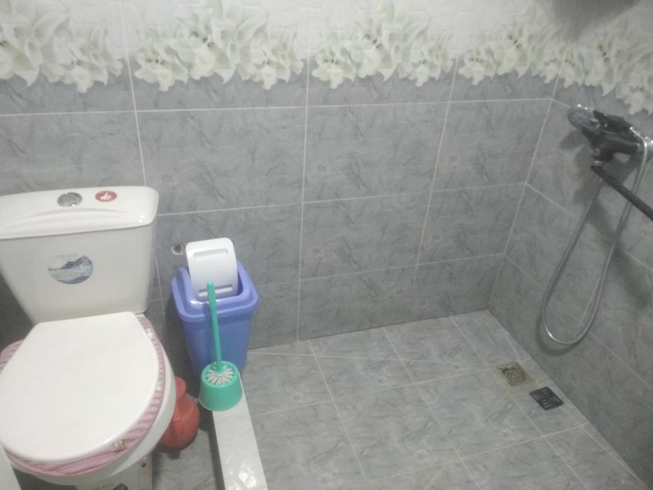 8 сотихлик ховли уй сотилади жихозлар Билан.