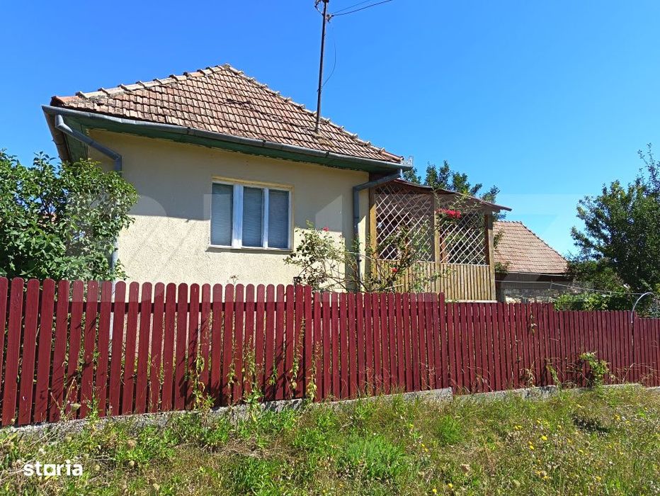 Casa 2 camere, 1040 mp, zona Petresti de Jos