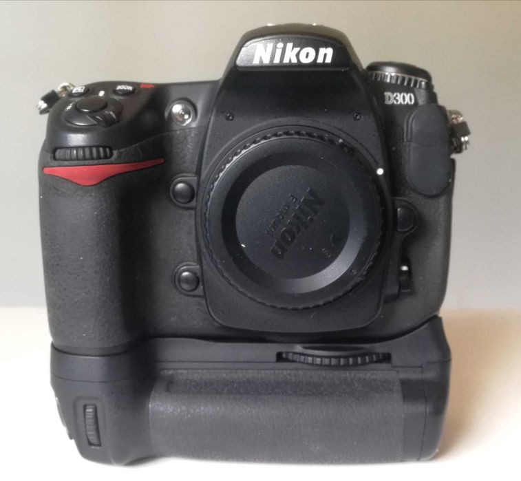Nikon D300 cu grip MB-D10 atasat 2 000 lei