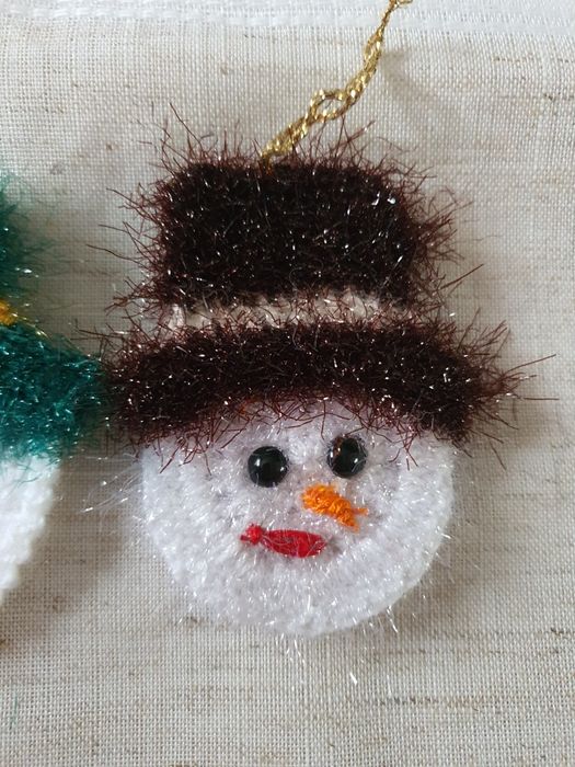 Om de zăpadă crosetat