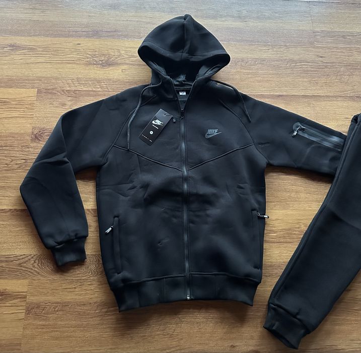 Мъжки,ватиран,черен екип Nike с активен,заден джоб на долнището