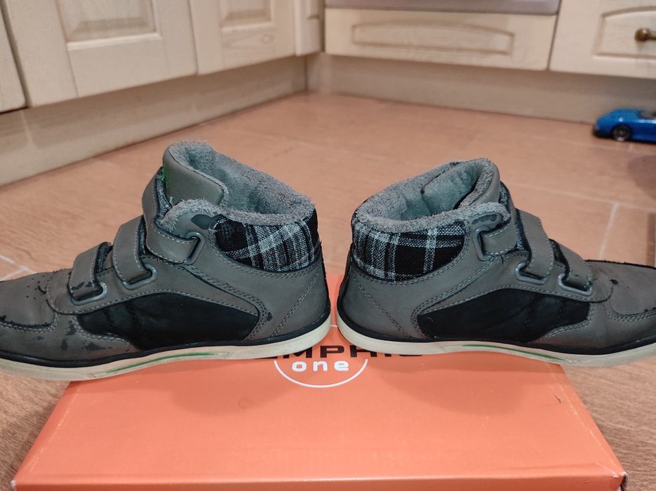 Боти ниски материал набук за Момче с велкро лепенки.