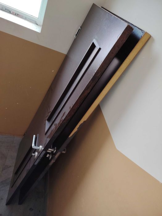 двери 2 штуки 2
самовывоз,
цена:100.000.uzs за 2штуки 200см/80см