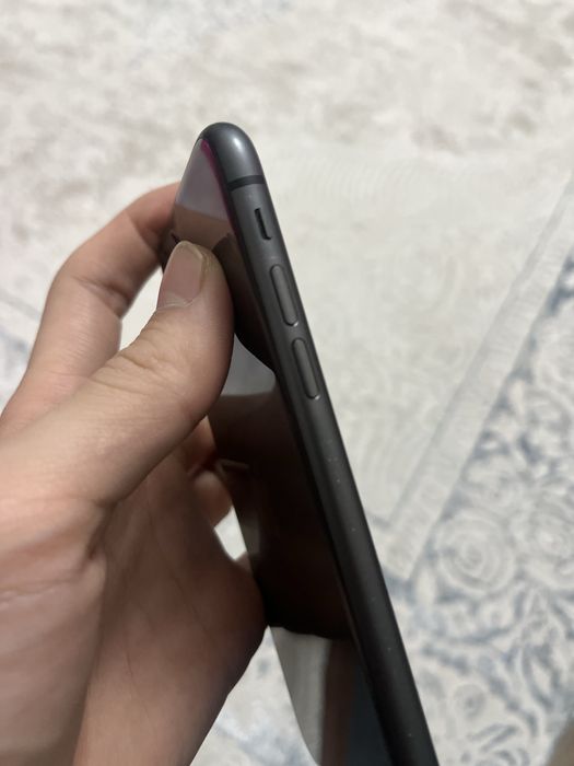 Apple Iphone 11 черном свете в хорошем состояние