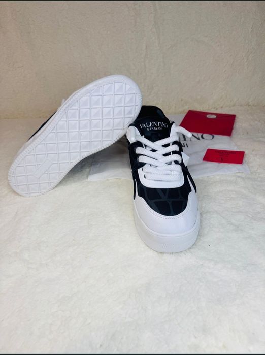 Valentino Garavani One Stud Premium unisex