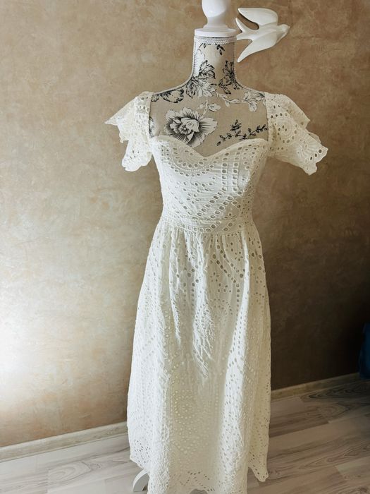 Rochie midi din broderie englezească!