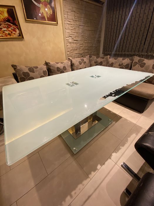 Стъклена кухненска маса