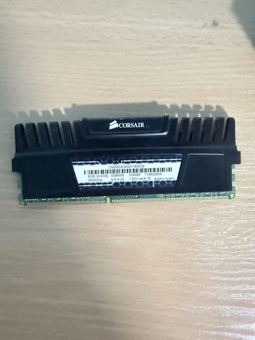 placuta ram de la corsair editie limitata de 8GB