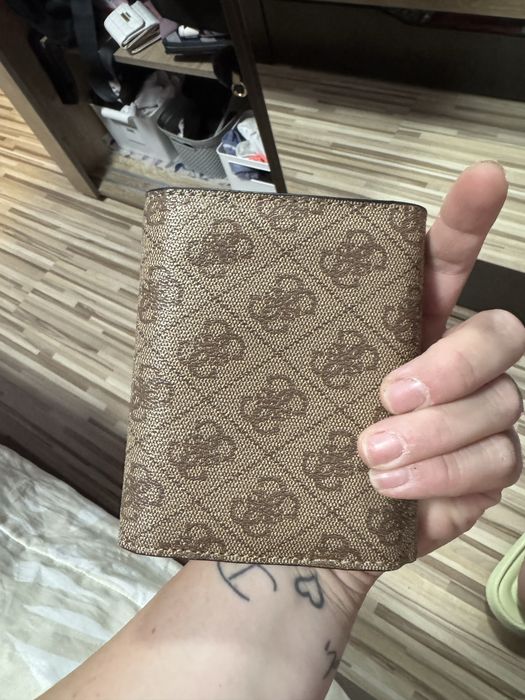 Дамско портмоне на Guess