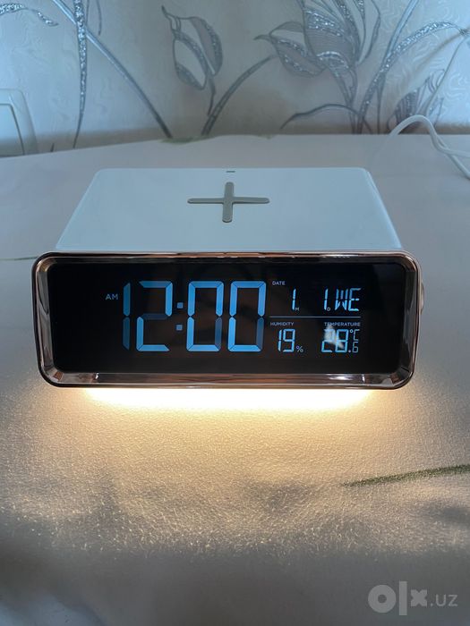 Elektron soat, budilnik, termometr, lampa, zaryadnik hammasi bittada