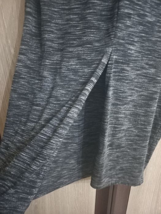 Tricou lung, pentru colanți sau pantaloni scurti, modern.