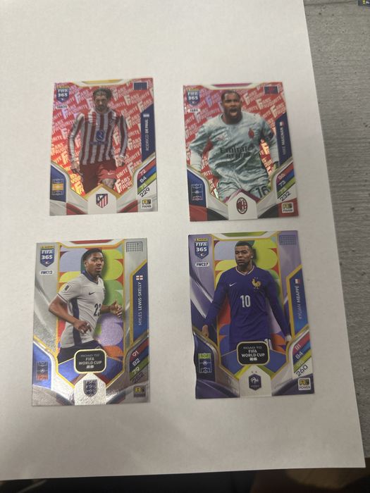 Vând cartonașe Panini FIFA 365 – Mbappé, Maignan, Lewis-Skelly, De Paul