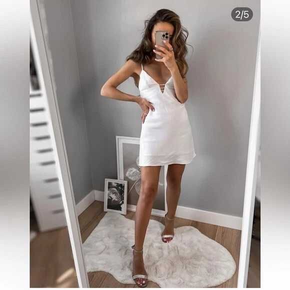 Rochie mini Zara mărimea S alb satin scurta decupată bretele detaliu bijuterie noua