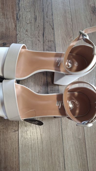 Бели обувки на висок ток