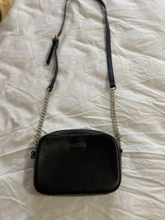 Дамска чанта на Guess