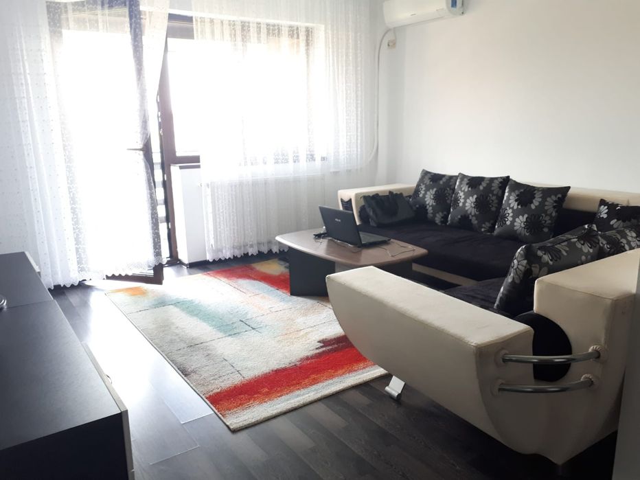 Proprietar închiriez apartament 3 camere, bloc nou, zonă Centrală, cu loc de parcare inclus in curte