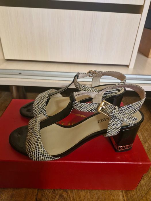 Продам босоножки