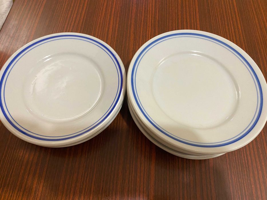 Старовремски порцеланови чинии с двоен син кант, плитки