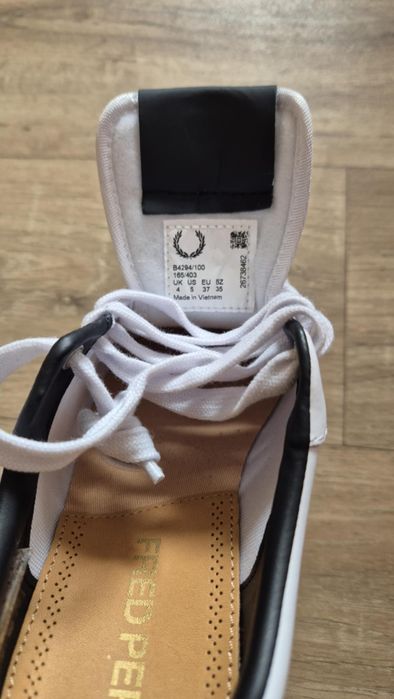 Продавам 2бр чисто нови кецове Fred Perry