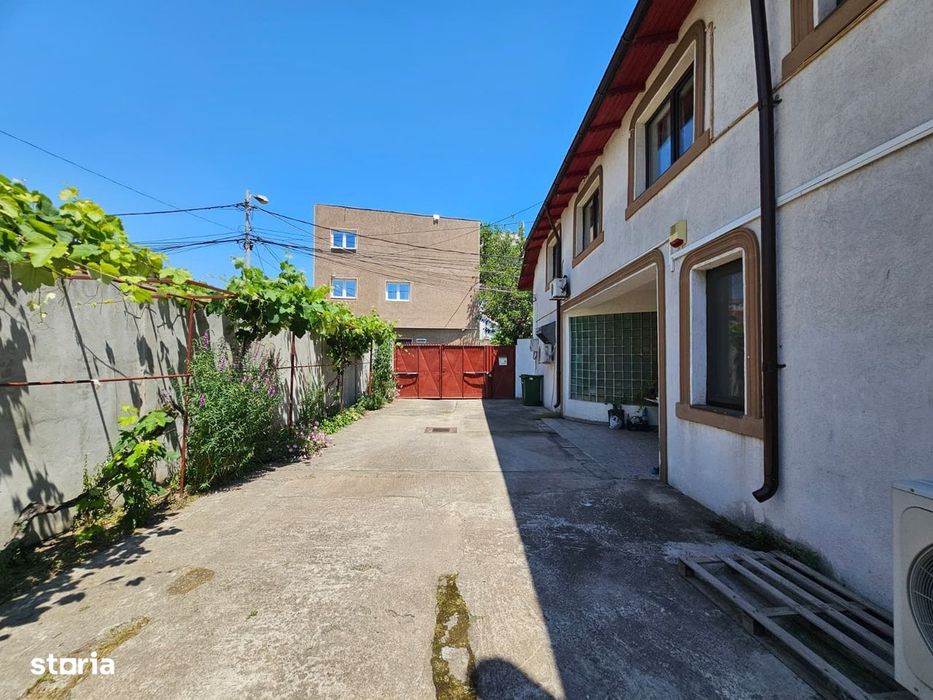 Casa eleganta cu tavane inalte si gradina superba