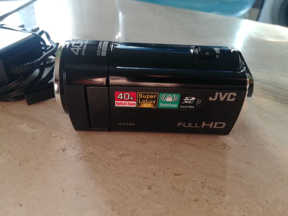 Продавам FULL HD камера JVC със 2бр.батерий и чантичка SONY