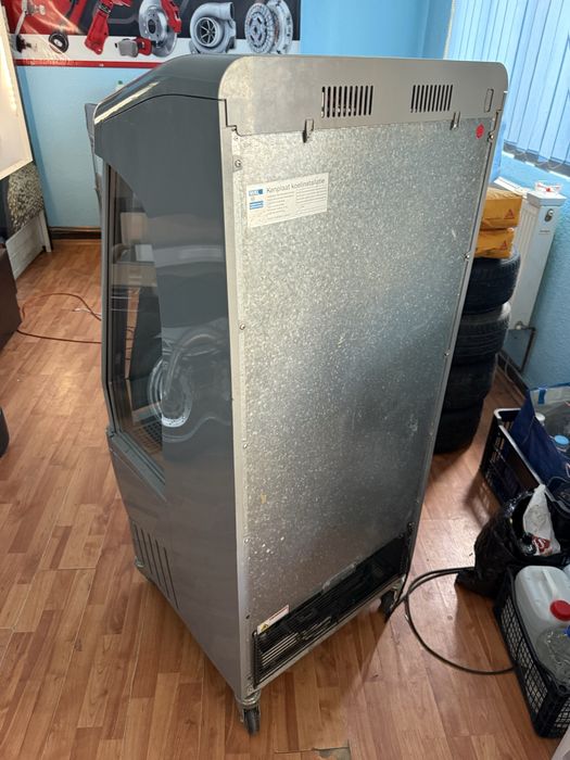 2 Vitrine frigorifice si un panou „A“ pentru reclama