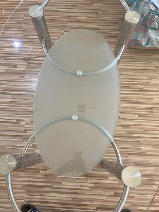 Продавам елипсовидна, стъклена,трапезна маса. 140,90,75