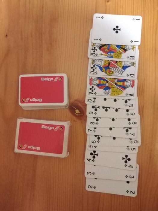 Стари карти за игра или колекция.