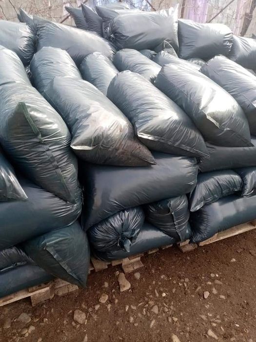 Pământ negru vegetal și gunoi de grajd