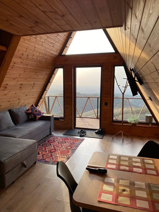 Домик в горах с видом на город