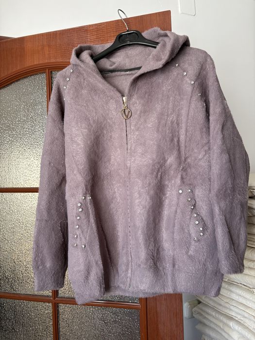 Продается бомбер, куртка.