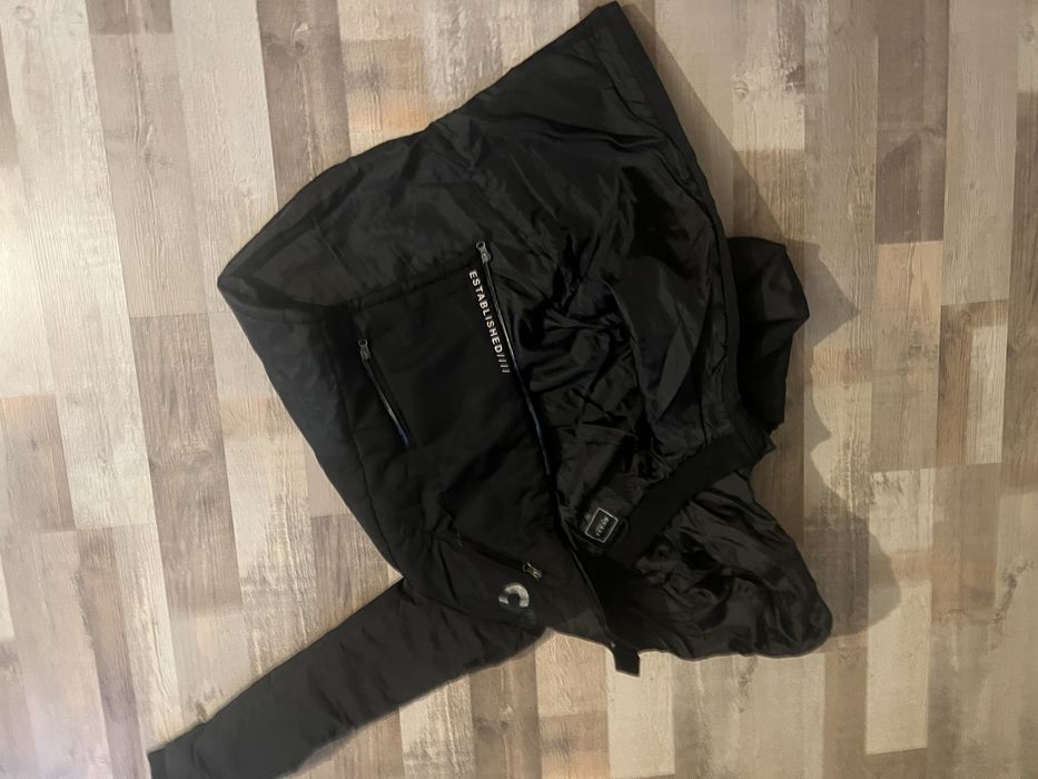 Яке на марката Guess