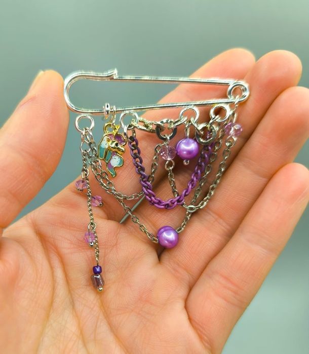 Брошь булавка с цепочками