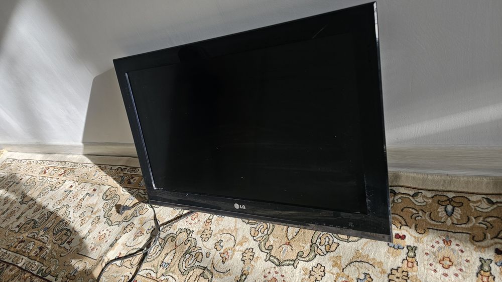 Телевизор LG 12000тг с пультом