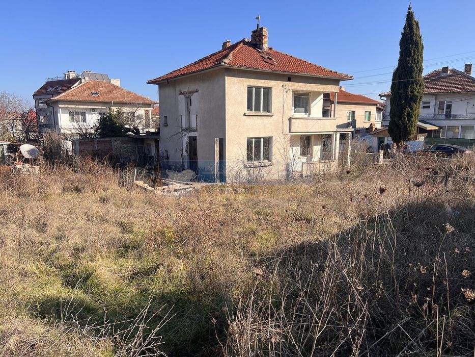 Къща с двор 760 кв.м_лице на 3 улици