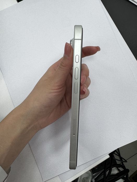 Iphone 16 plus цвет белый