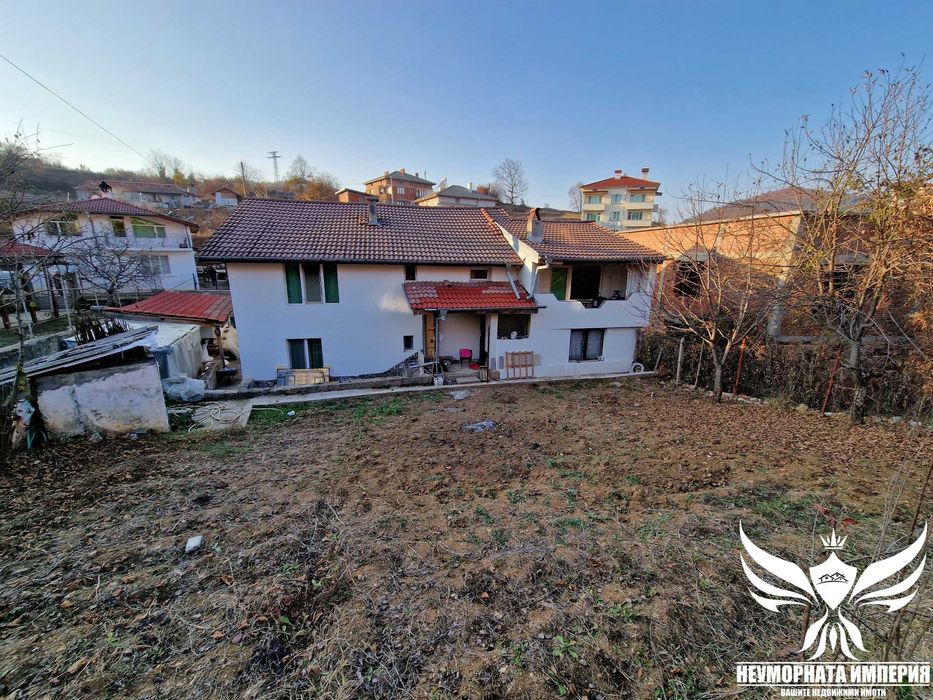 Двуетажна вила/къща 240РЗП с 630кв.м. двор село Бял Извор, общ.Ардино