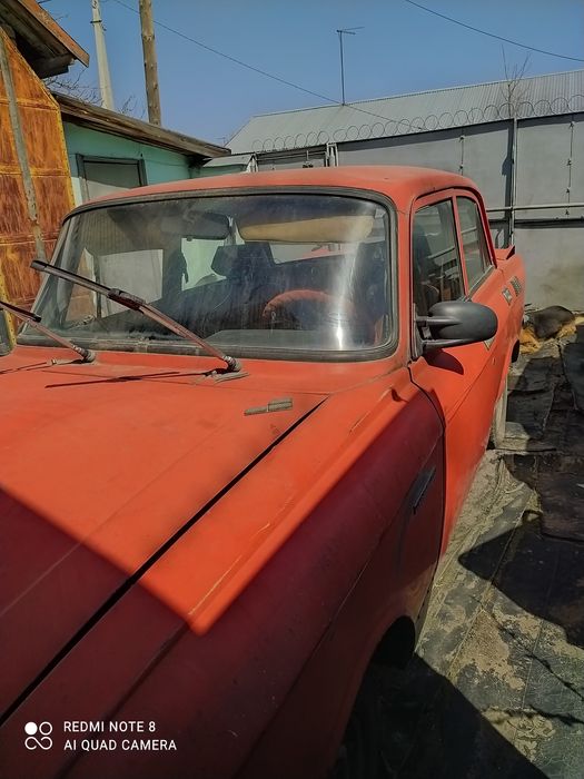 Москвич 2140 красного цвета