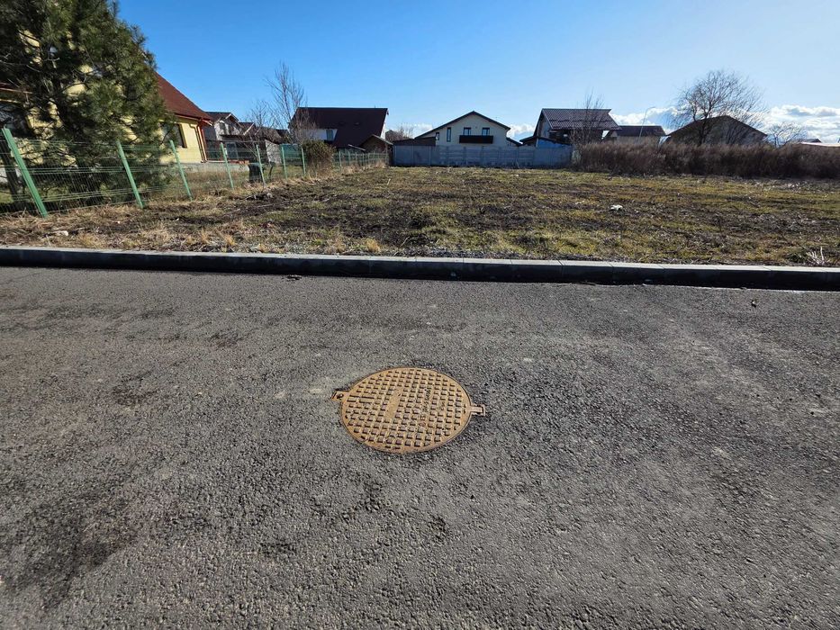 685 mp la asfalt, cu utilitațile la drum și AC casă modernă P+E