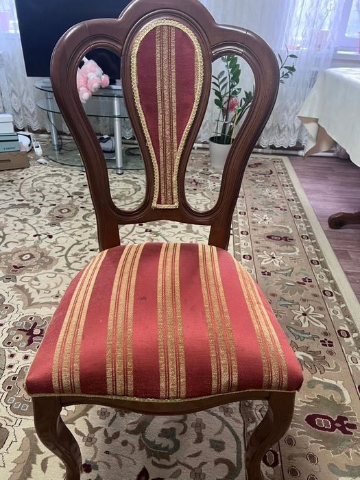 Стол студия в гостиной