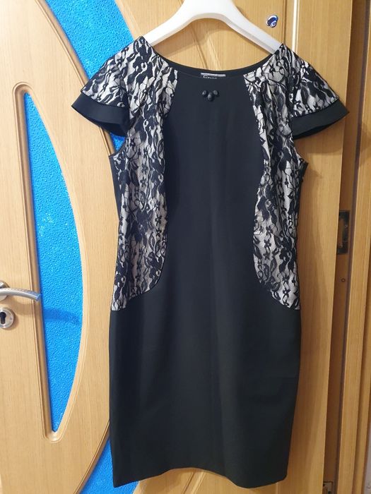 Rochie neagra cu inserții de dantela,lungime 95cm,bust 45cm,preț 80ron