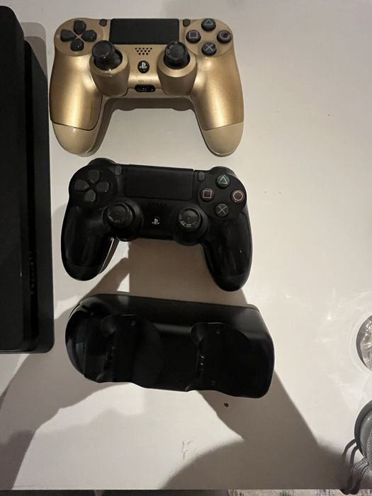 ps 4 с четири игри и три контролера