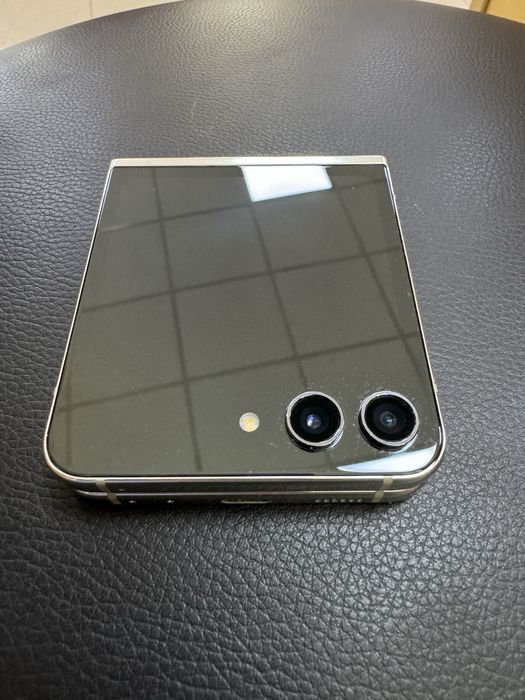 Samsung Galaxy Z Flip5 с памет 256GB и цвят Cream (светлобежов/ванилия)