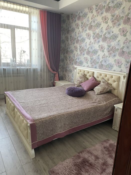 Покрывало и декоративные подушки